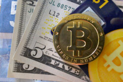 Спрос на биткойн превышает предложение.